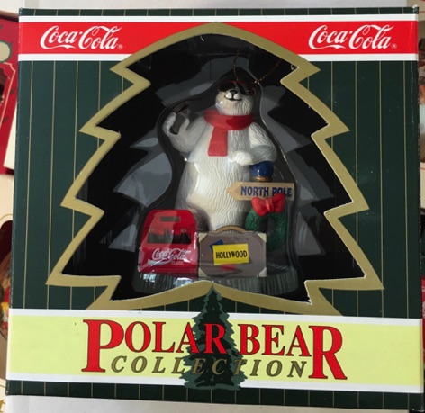 04589-5 € 10,00 coca cola ornament ijsbeer met koffer.jpeg